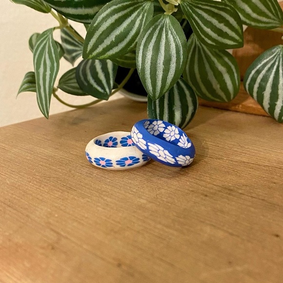 Pretty Pair Of Vintage 90’s Polymer Clay Flower Rings - Picture 1 of 2